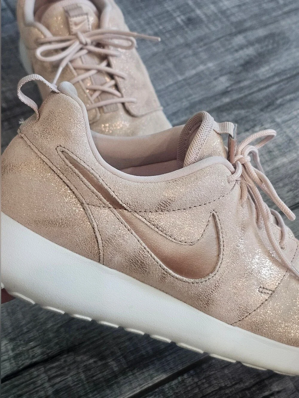 Nike Women’s Roshe Run Glitter Sneakers - Light Pink